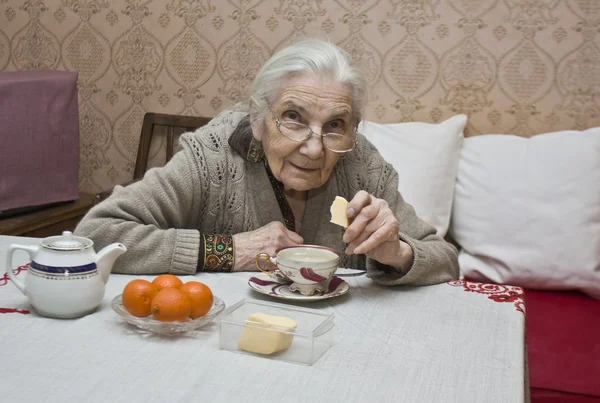 Stará dáma pití čaje — Stock fotografie