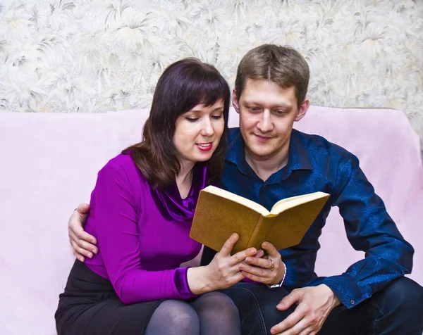 Leitura de casal — Fotografia de Stock