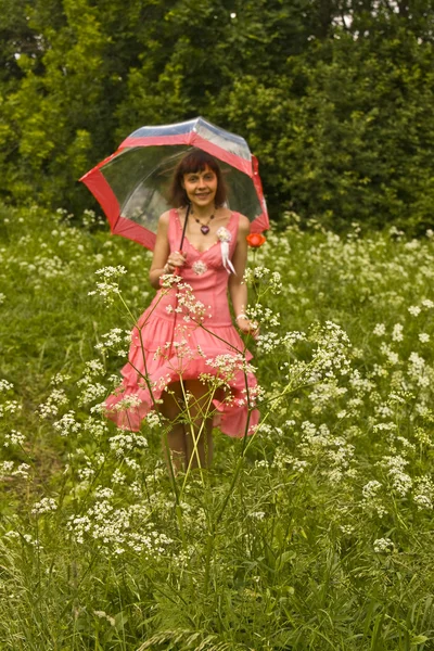 Jeune femme avec parapluie et rose rouge — Photo
