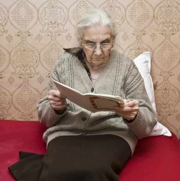 Old lady reading book — Stock Photo, Image