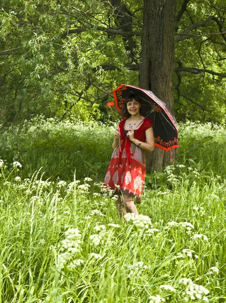 Mladá žena s černým deštníkem — Stock fotografie
