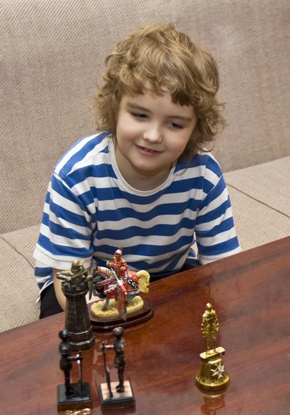 Хлопчик грає з іграшковими лицарями — стокове фото