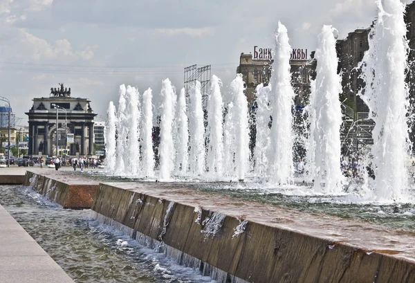 Moskwa, łuk triumfalny i fontanny — Zdjęcie stockowe