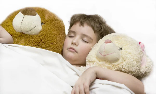 Сплячий хлопчик з двома ведмедями — стокове фото