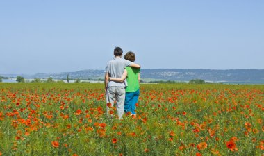 haşhaş ile çayır çift