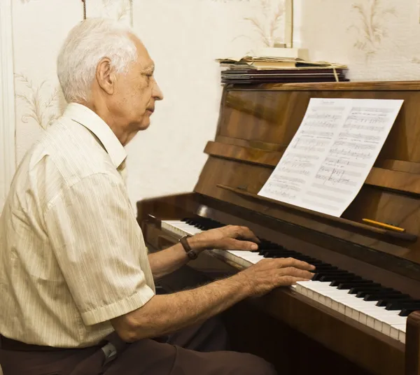 Old man playing piano — Stock Photo, Image