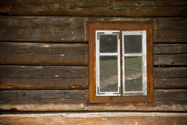 vintage eski bir ahşap ev pencereden bakan