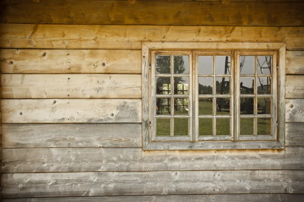 Vintage op zoek venster van een oud houten huis — Stockfoto