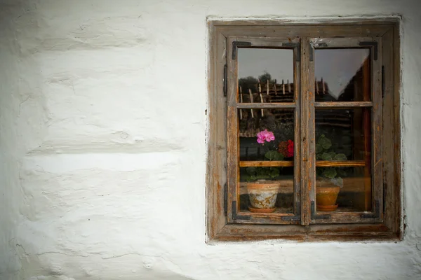 Vintage eski bir ahşap ev pencereden bakan — Stok fotoğraf