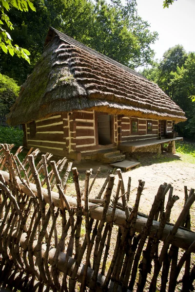 Tradiční dřevěný dům — Stock fotografie