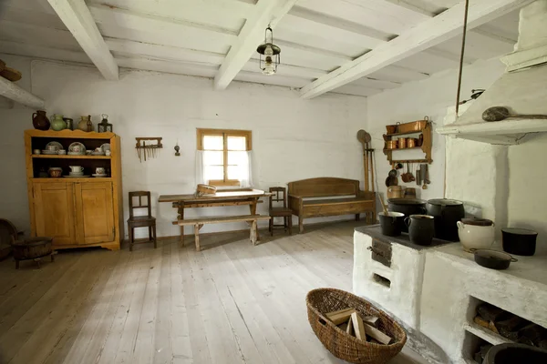 Кухня старого традиционного дома — стоковое фото