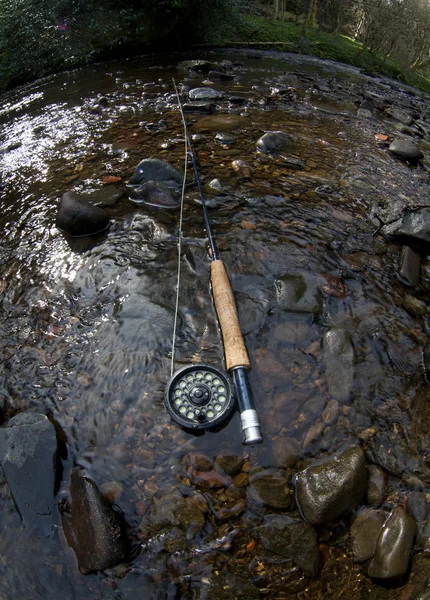 Flyfishing çubuk ve küçük bir dere. — Stok fotoğraf