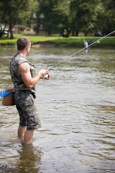 Sportfiskare fiske efter vissa sötvatten mulliga. — Stockfoto
