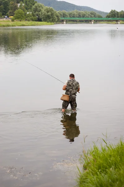 Sportfiskare fiske efter vissa sötvatten mulliga. — Stockfoto