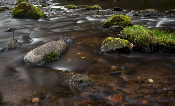 Sötvatten flod i edinburgh - Skottland — Stockfoto