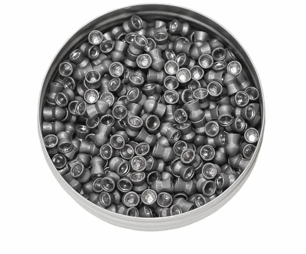 Diabolo pellets, lata de aluminio de pellets de plomo aislados en blanco — Foto de Stock