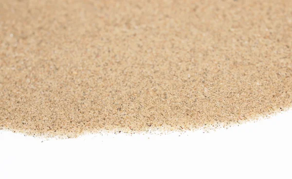 Macro pilha deserto areia isolada em fundos brancos — Fotografia de Stock