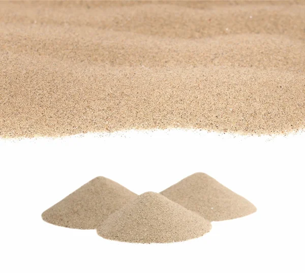 在白色背景上隔离桩沙漠砂 — 图库照片