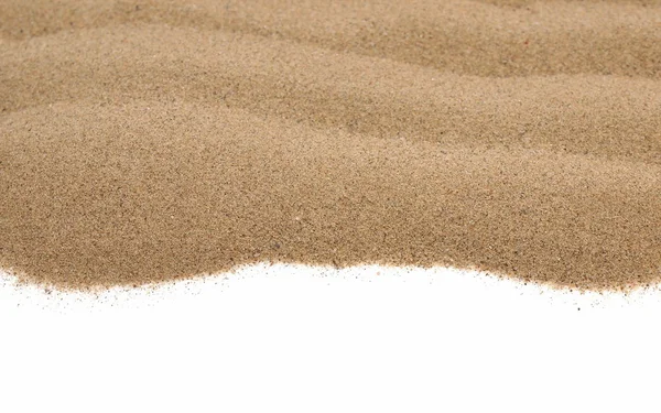 Pila de arena del desierto aislada sobre fondos blancos — Foto de Stock