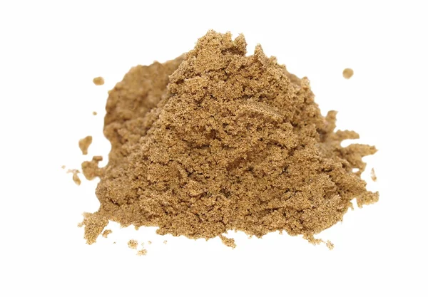 Macro pila sabbia desertica bagnata isolata su sfondo bianco — Foto Stock