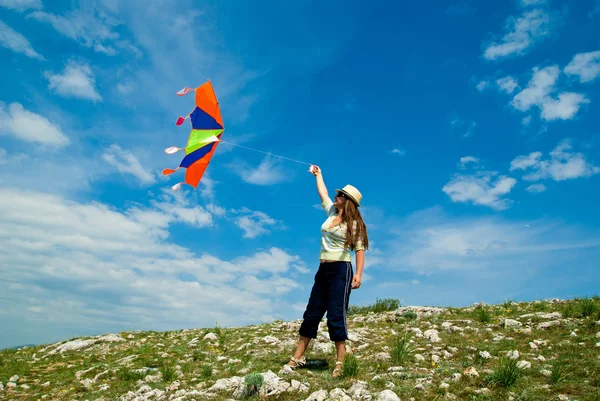 Vrouw met kite — Stockfoto