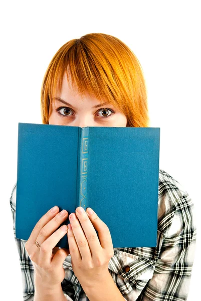 Frau schaut über Buch — Stockfoto