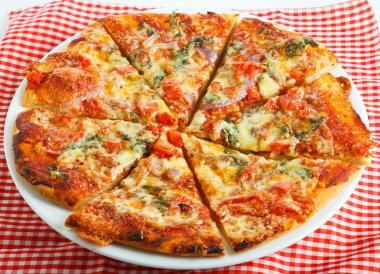 ev yapımı pizza plaka üzerinde yuvarlak