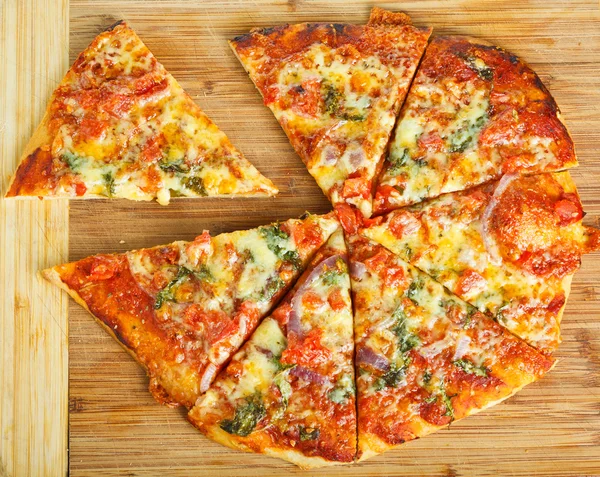 doğrama kurulu üzerinde ev yapımı pizza