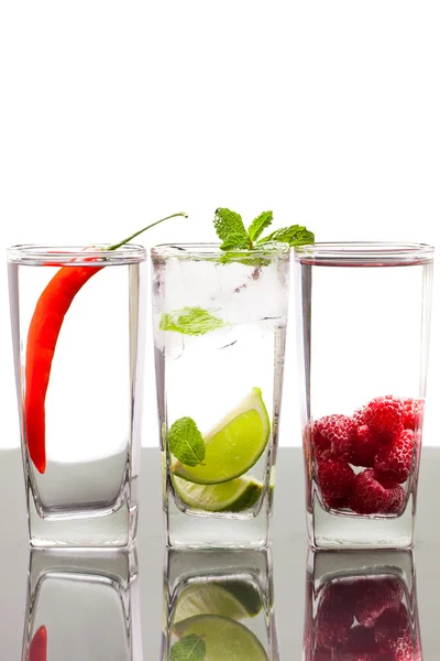 Drei alkoholische Getränke mit Früchten und Beeren — Stockfoto