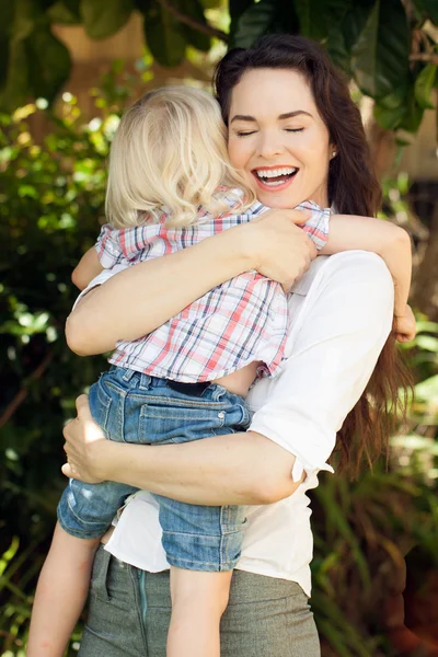 Mutter freut sich, ihr Kind zu umarmen — Stockfoto