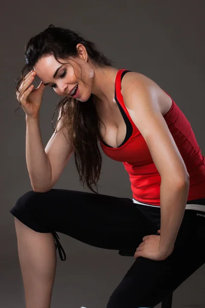 Krásná žena odpočívá během cvičení — Stock fotografie