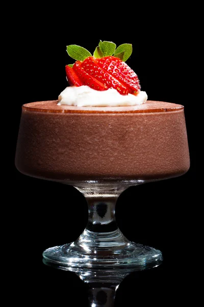 Csokoládé mousse desszert, eper — Stock Fotó