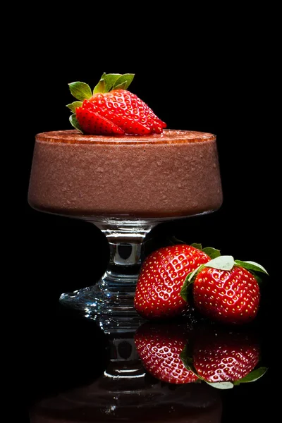 Chocolade mousse dessert met aardbeien — Stockfoto