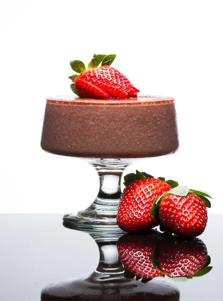 Chocolade mousee dessert met aardbeien — Stockfoto