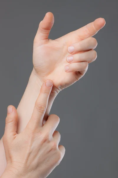 Närbild av händer som håller ingenting — Stockfoto