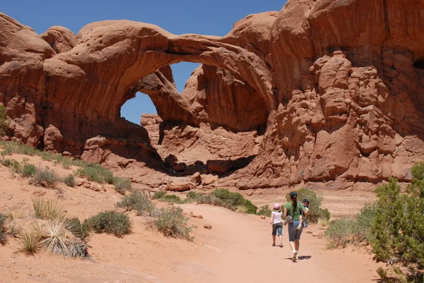 Turisty v národním parku arches v Utahu, usa — Stock fotografie