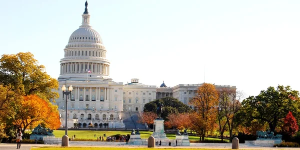 Капитолий Вашингтона осенью, США — стоковое фото