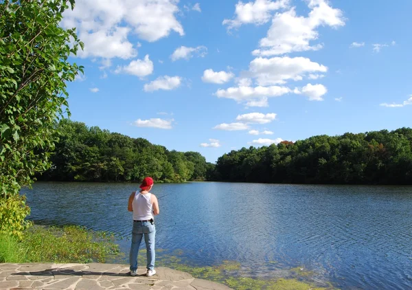 Man Fishing at Greenbelt Park em Maryland, EUA — Fotografia de Stock