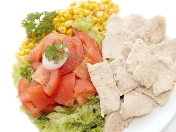 Fresh salad with chicken pieces — Stock Photo, Image