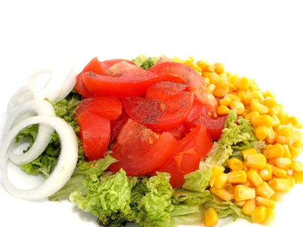 Свежий салат с помидорами и кукурузой — стоковое фото
