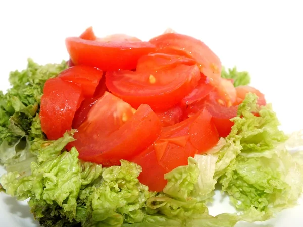 Свежий зеленый салат с помидорами — стоковое фото