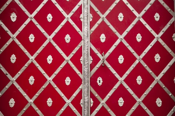 Röd dörr — Stockfoto