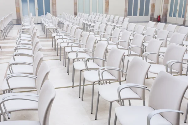 Weiße Stühle — Stockfoto