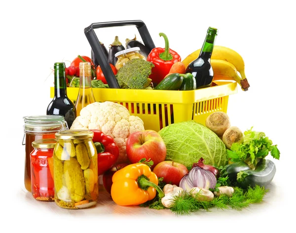 Kunststoff-Warenkorb und Lebensmittelgeschäft isoliert auf weiß — Stockfoto