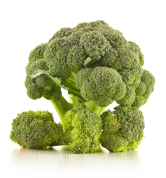 Ruwe broccoli geïsoleerd op wit — Stockfoto