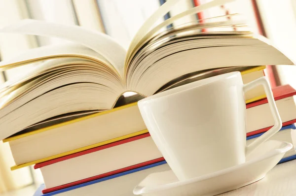 Композиція зі стопкою книг і чашкою кави — стокове фото