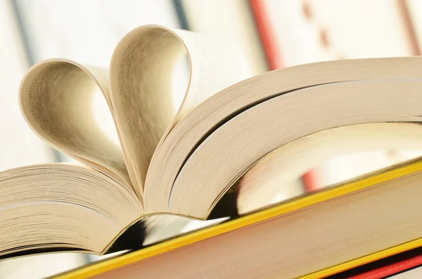Stapel boeken en pagina's gevormd in een vorm van hart — Stockfoto