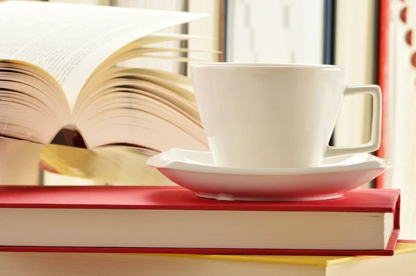 Composition avec pile de livres et tasse de café — Photo