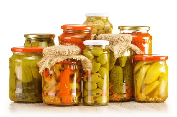 Composição com jarros de legumes em conserva. Alimentos marinados. — Fotografia de Stock