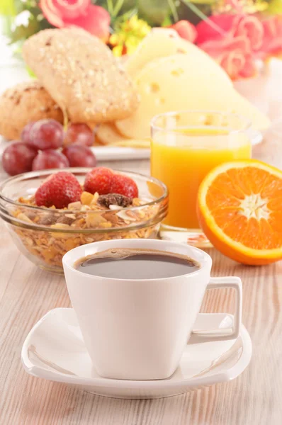 Завтрак на столе. Кофе, апельсиновый сок, роллы, мюсли . — стоковое фото